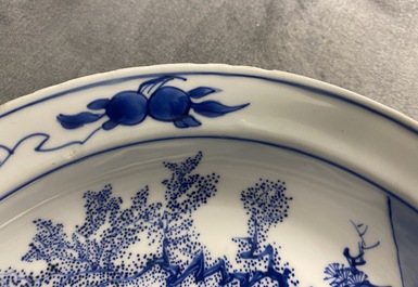 Un plat en porcelaine de Chine en bleu et blanc &agrave; d&eacute;cor de figures dans un jardin, Kangxi