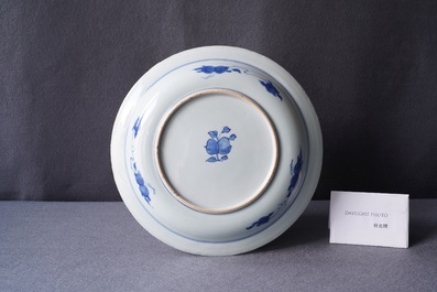 Un plat en porcelaine de Chine en bleu et blanc &agrave; d&eacute;cor de figures dans un jardin, Kangxi