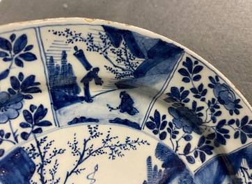 Une paire d'assiettes en fa&iuml;ence de Delft en bleu et blanc &agrave; d&eacute;cor de chinoiserie, 17/18&egrave;me