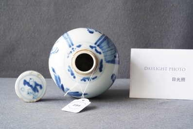 Een Chinese blauw-witte dekselpot, Chenghua merk, Kangxi