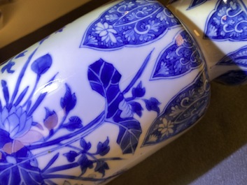 Een paar Chinese blauw-witte vazen met florale decors, Kangxi