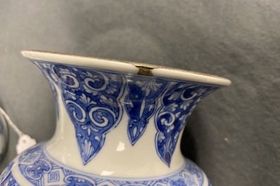 Une paire de vases en porcelaine de Chine en bleu et blanc, Kangxi