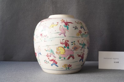 Un pot en porcelaine de Chine famille rose &agrave; d&eacute;cor des 'cent gar&ccedil;ons', Yongzheng