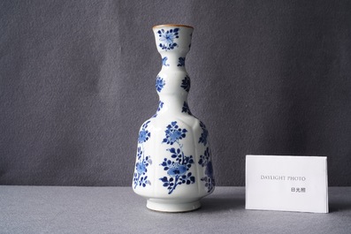 Een langwerpige Chinese blauw-witte hookah-basis met floraal decor, Kangxi