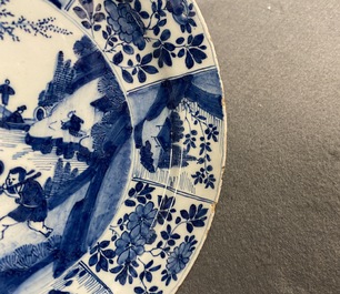 Een paar blauw-witte Delftse borden met chinoiserie decor, 17/18e eeuw