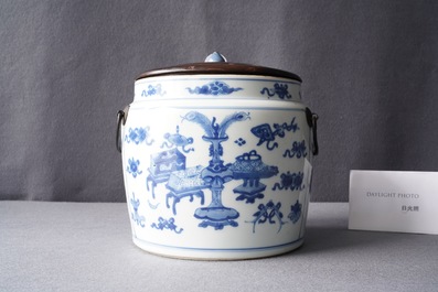 Een Chinese blauw-witte kom met antiquiteiten, Kangxi