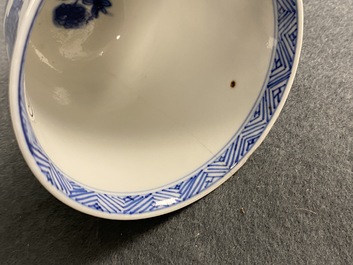 Une th&eacute;i&egrave;re et une paire de tasses &agrave; vin en porcelaine de Chine en bleu et blanc, Kangxi