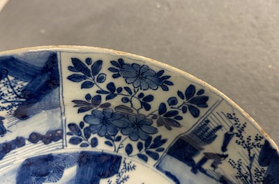 Een paar blauw-witte Delftse borden met chinoiserie decor, 17/18e eeuw