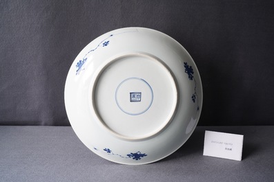 Un plat en porcelaine de Chine en bleu et blanc &agrave; d&eacute;cor de rinceaux de lotus, Kangxi