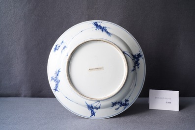 Un plat en porcelaine de Chine en bleu et blanc &agrave; d&eacute;cor de musiciens, Kangxi