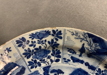 Une paire d'assiettes en fa&iuml;ence de Delft en bleu et blanc &agrave; d&eacute;cor de chinoiserie, 17/18&egrave;me