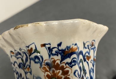 Une paire de grands vases en fa&iuml;ence de Delft en palette cachemire, vers 1700