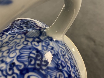 Een Chinese blauw-witte theepot en een paar wijnkoppen, Kangxi