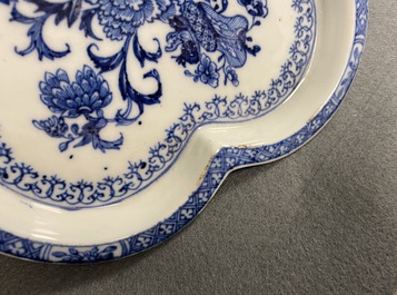 Trois verseuses et un saupoudroir sur pr&eacute;sentoir en porcelaine de Chine en bleu et blanc, Qianlong