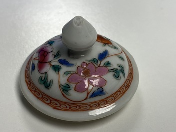 Une th&eacute;i&egrave;re, une bo&icirc;te &agrave; th&eacute;, un cr&eacute;mier et leur plateau en porcelaine de Chine famille rose, Qianlong