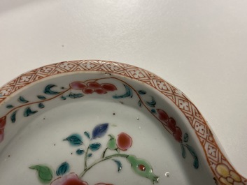 Une th&eacute;i&egrave;re, une bo&icirc;te &agrave; th&eacute;, un cr&eacute;mier et leur plateau en porcelaine de Chine famille rose, Qianlong