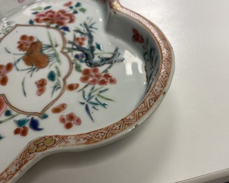 Une th&eacute;i&egrave;re, une bo&icirc;te &agrave; th&eacute;, un cr&eacute;mier et leur plateau en porcelaine de Chine famille rose, Qianlong