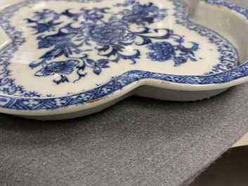 Trois verseuses et un saupoudroir sur pr&eacute;sentoir en porcelaine de Chine en bleu et blanc, Qianlong