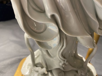 Une figure de Guanyin en porcelaine blanc de Chine mont&eacute;e en lampe en bronze dor&eacute;, 19/20&egrave;me