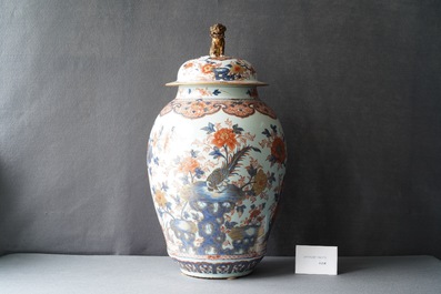 Een grote Chinese Imari-stijl dekselvaas, Kangxi