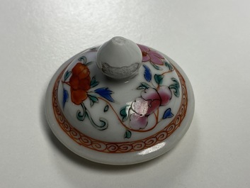 Une th&eacute;i&egrave;re, une bo&icirc;te &agrave; th&eacute;, un cr&eacute;mier et leur plateau en porcelaine de Chine famille rose, Qianlong