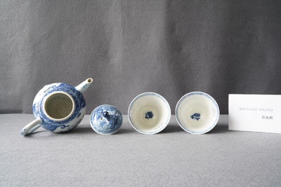 Une th&eacute;i&egrave;re et une paire de tasses &agrave; vin en porcelaine de Chine en bleu et blanc, Kangxi