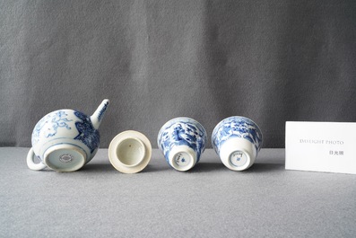 Une th&eacute;i&egrave;re et une paire de tasses &agrave; vin en porcelaine de Chine en bleu et blanc, Kangxi