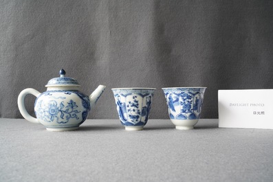 Een Chinese blauw-witte theepot en een paar wijnkoppen, Kangxi