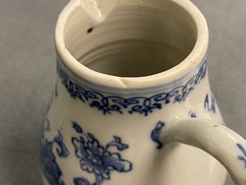 Trois verseuses et un saupoudroir sur pr&eacute;sentoir en porcelaine de Chine en bleu et blanc, Qianlong