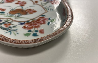 Une th&eacute;i&egrave;re, une bo&icirc;te &agrave; th&eacute;, un cr&eacute;mier et leur plateau en porcelaine de Chine famille rose, Qianlong