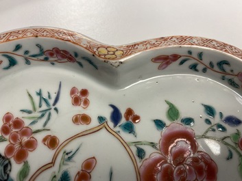 Une th&eacute;i&egrave;re, une bo&icirc;te &agrave; th&eacute;, un cr&eacute;mier et leur plateau en porcelaine de Chine famille rose, Qianlong