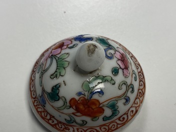 Une th&eacute;i&egrave;re, une bo&icirc;te &agrave; th&eacute;, un cr&eacute;mier et leur plateau en porcelaine de Chine famille rose, Qianlong