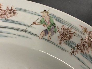 Un grand plat en porcelaine de Chine famille rose &agrave; d&eacute;cor de p&ecirc;cheurs, Yongzheng/Qianlong