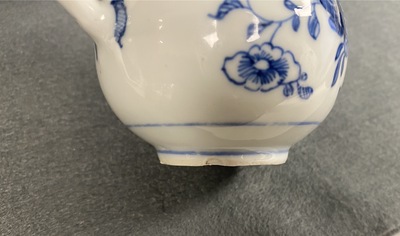 Trois verseuses et un saupoudroir sur pr&eacute;sentoir en porcelaine de Chine en bleu et blanc, Qianlong