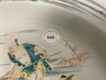 Un grand plat en porcelaine de Chine famille rose &agrave; d&eacute;cor de p&ecirc;cheurs, Yongzheng/Qianlong