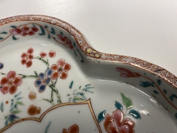 Une th&eacute;i&egrave;re, une bo&icirc;te &agrave; th&eacute;, un cr&eacute;mier et leur plateau en porcelaine de Chine famille rose, Qianlong