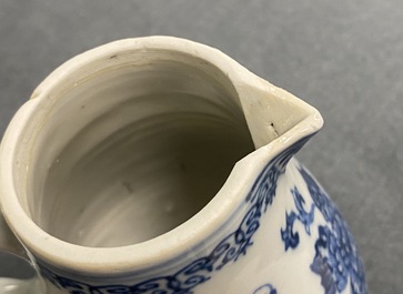 Trois verseuses et un saupoudroir sur pr&eacute;sentoir en porcelaine de Chine en bleu et blanc, Qianlong