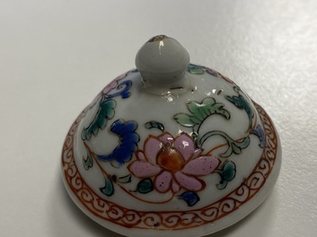 Une th&eacute;i&egrave;re, une bo&icirc;te &agrave; th&eacute;, un cr&eacute;mier et leur plateau en porcelaine de Chine famille rose, Qianlong