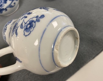 Trois verseuses et un saupoudroir sur pr&eacute;sentoir en porcelaine de Chine en bleu et blanc, Qianlong