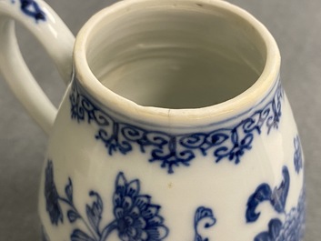 Een Chinese blauw-witte theeset op onderschotel, Qianlong