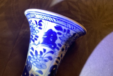 Une garniture de cinq vases en porcelaine de Chine en bleu et blanc, &eacute;pave Vung Tau, Kangxi