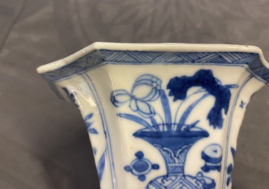 Une garniture de cinq vases en porcelaine de Chine en bleu et blanc, Kangxi