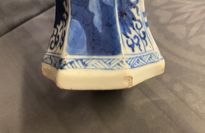 Une garniture de cinq vases en porcelaine de Chine en bleu et blanc, Kangxi