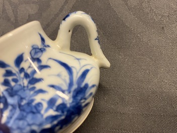 Een Chinese blauw-witte miniatuur theepot met deksel, Chenghua merk, Kangxi