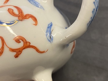 Een zeldzame blauw-witte, ijzerrode en vergulde driepotige theepot met deksel, Kangxi