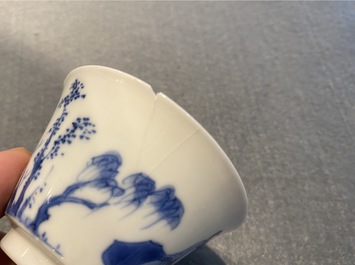 Cinq tasses et soucoupes en porcelaine de Chine en bleu et blanc, marque de Chenghua, Kangxi