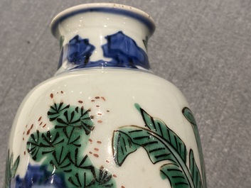 Un vase de forme rouleau en porcelaine de Chine wucai, &eacute;poque Transition