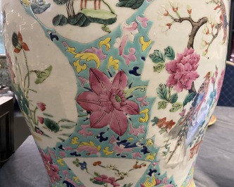 Un vase couvert en porcelaine de Chine famille rose et un vase &agrave; d&eacute;cor de p&ecirc;ches, 19/20&egrave;me