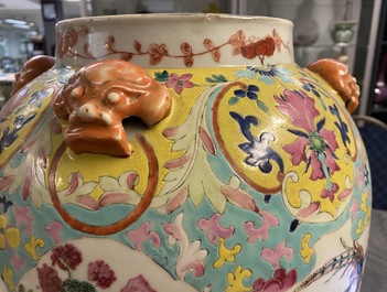 Un vase couvert en porcelaine de Chine famille rose et un vase &agrave; d&eacute;cor de p&ecirc;ches, 19/20&egrave;me