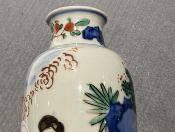 Un vase de forme rouleau en porcelaine de Chine wucai, &eacute;poque Transition